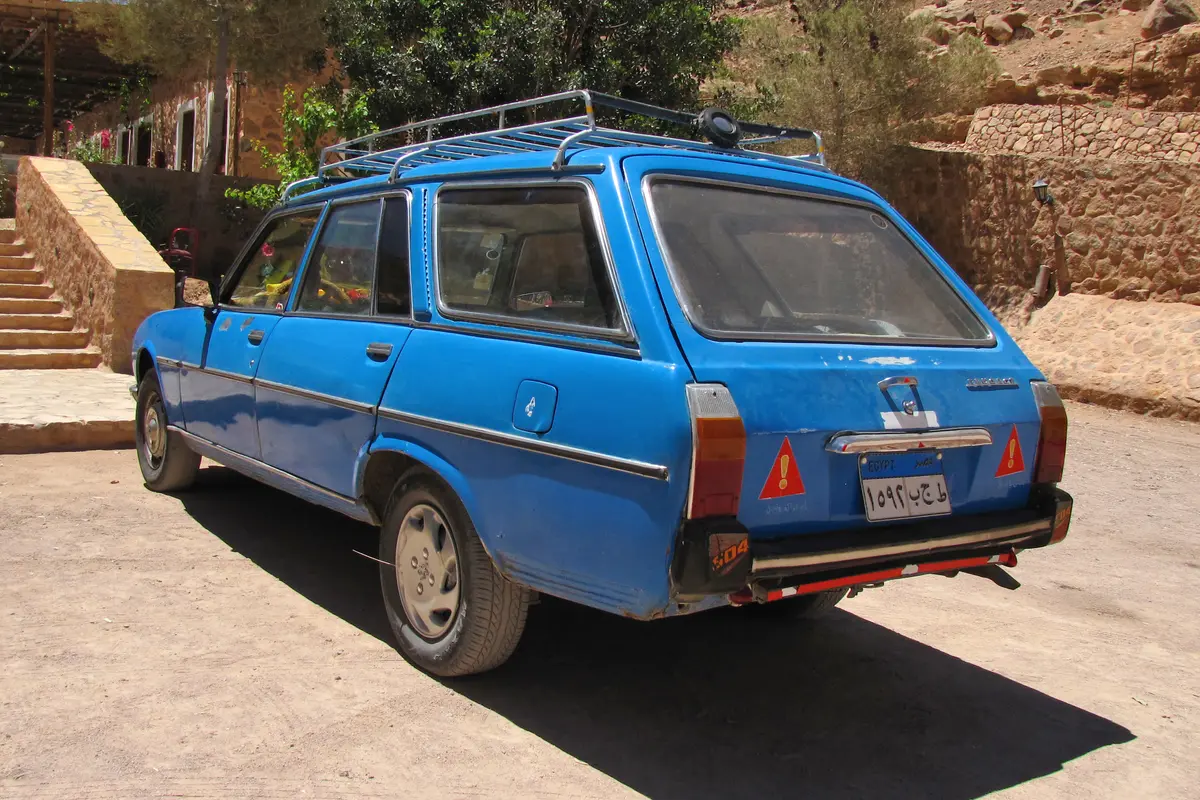 Peugeot 504 Break azul circulando por el Sinaí en Egipto